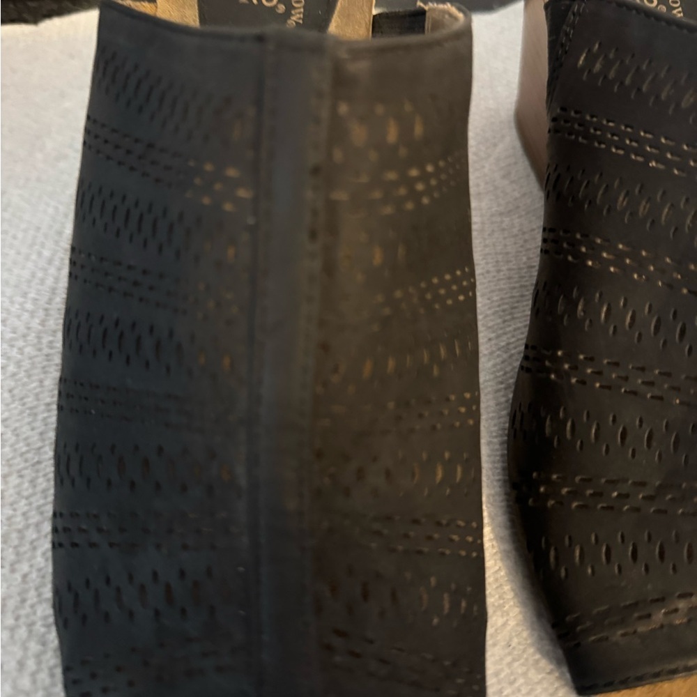 Super cute breathable summer low heel wedge sander. Versatile and timeless! 7. - Picture 3 of 8